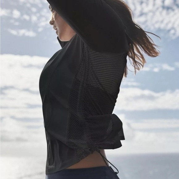 ATHLETA Yosemite Black Mesh Long Sleeve Adjustable Side Pulls Athletic Top - Picture 2 of 6